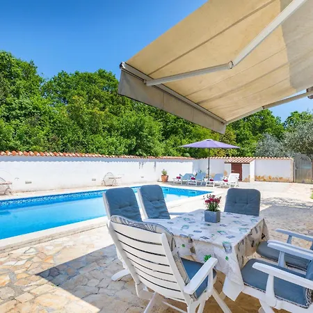 2 Bedroom In Tatil Evi Pula