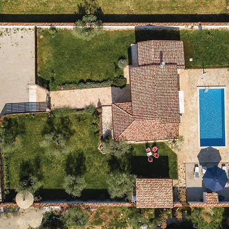 2 Bedroom In Vakantiehuis Pula