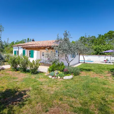 2 Bedroom In Vakantiehuis Pula