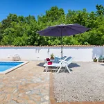 Stunning In Vakantiehuis Pula