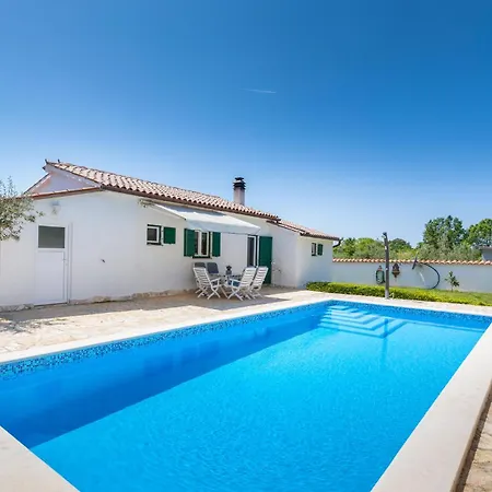 Beautiful In With Outdoor Swimming Pool Holiday home *