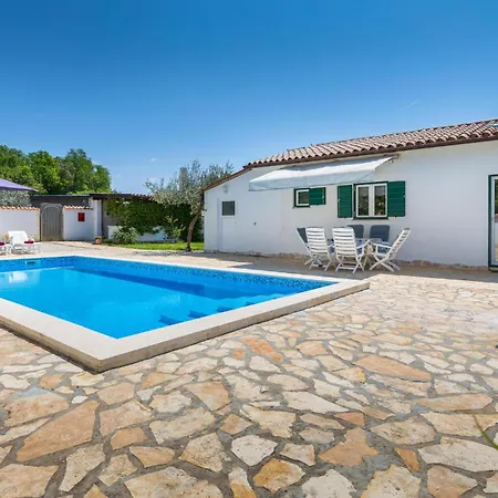 Holiday home Beautiful In With Outdoor Swimming Pool