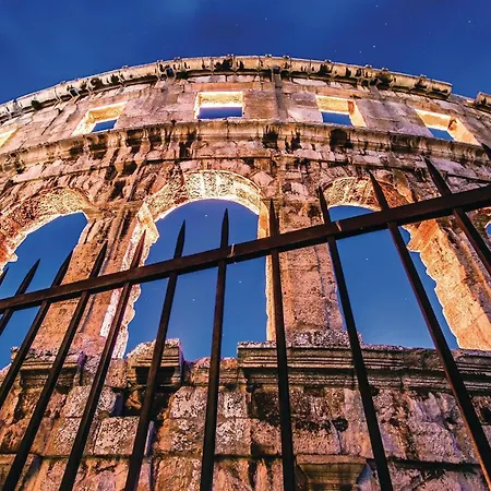 Stunning In Ferienhaus Pula