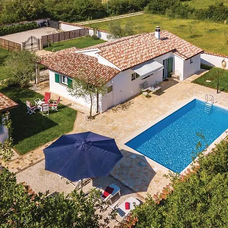 Beautiful In With Outdoor Swimming Pool * Pula